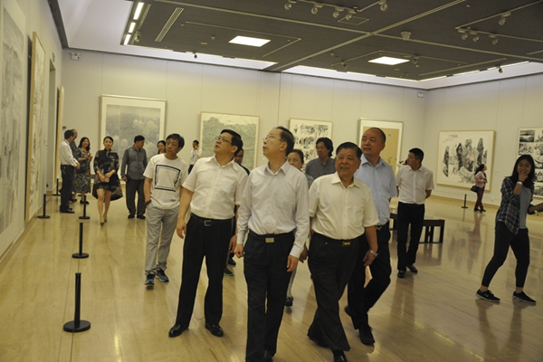 中国文联、中国美协领导参观展览