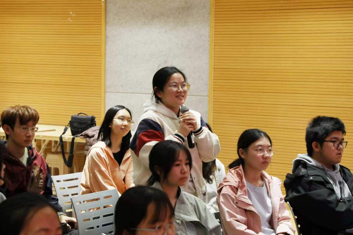 互动环节农大学子踊跃提问