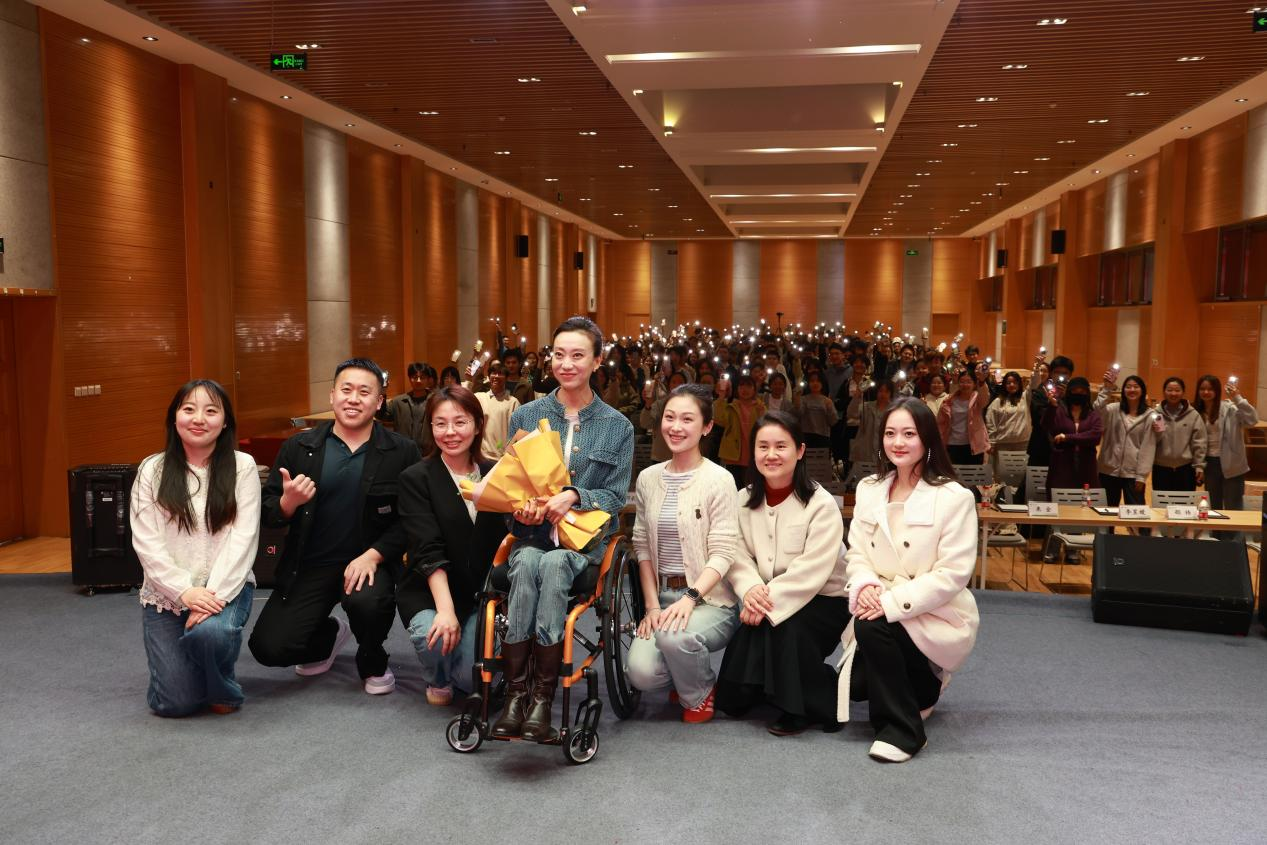 刘岩教授与嘉宾志愿者合影