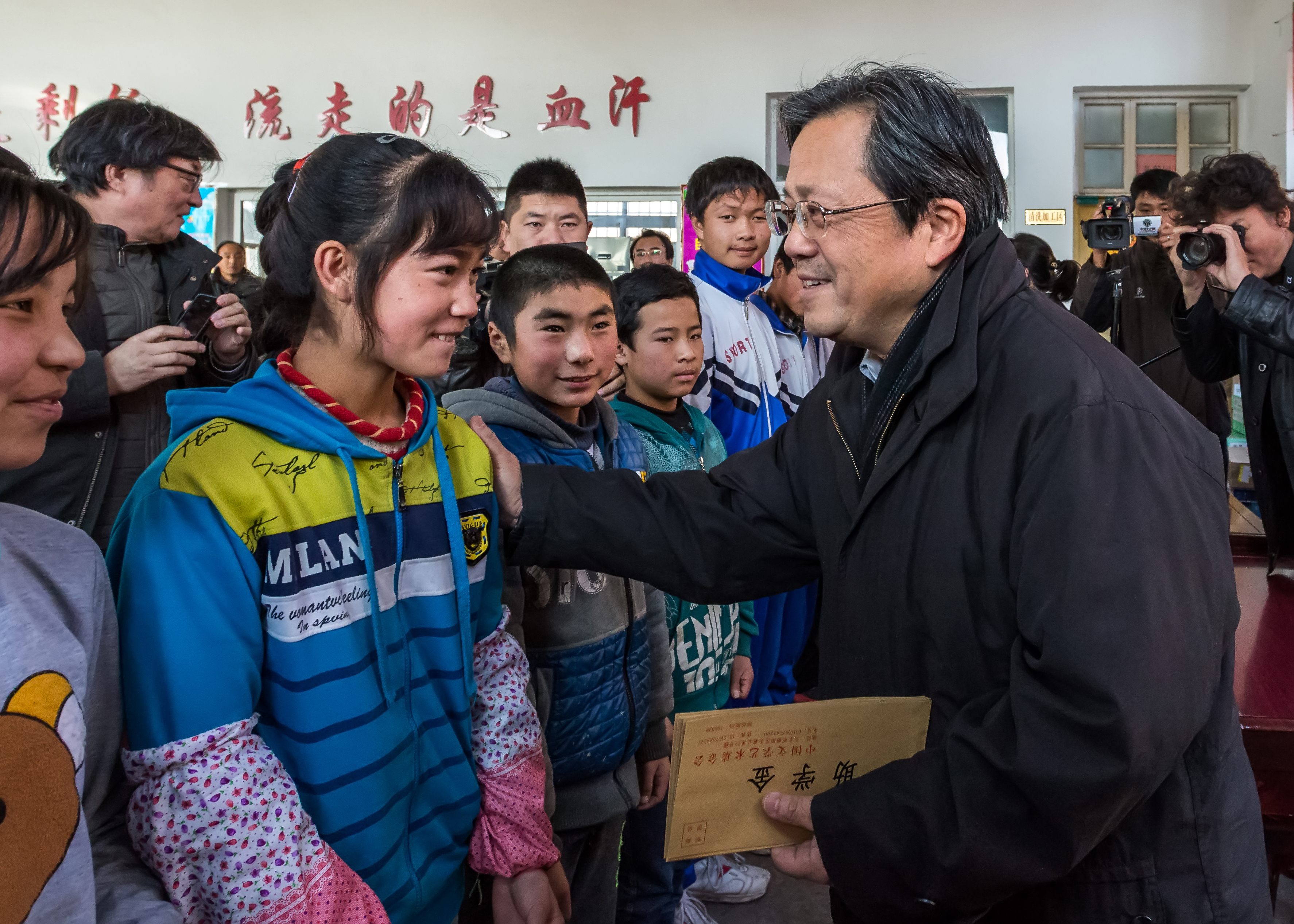 领导发放奖学金