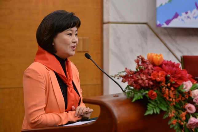 著名主持人鞠萍主持“美育圆梦·爱的接力”活动