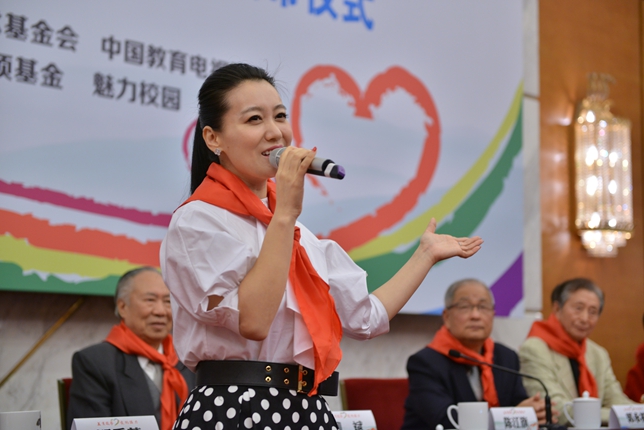 总政歌舞团青年歌唱家谭晶演唱《爱的接力》